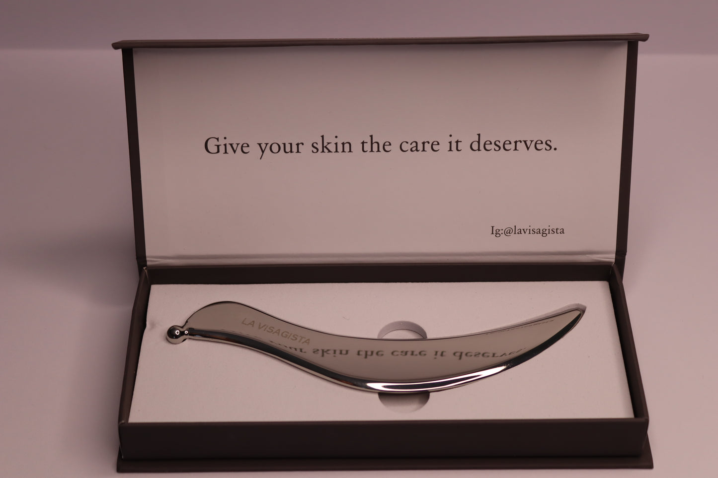 ORIZZONT™ — gua sha a onda in acciaio AZZAL, collezione LUSENT by LA VISAGISTA® (foto 1)