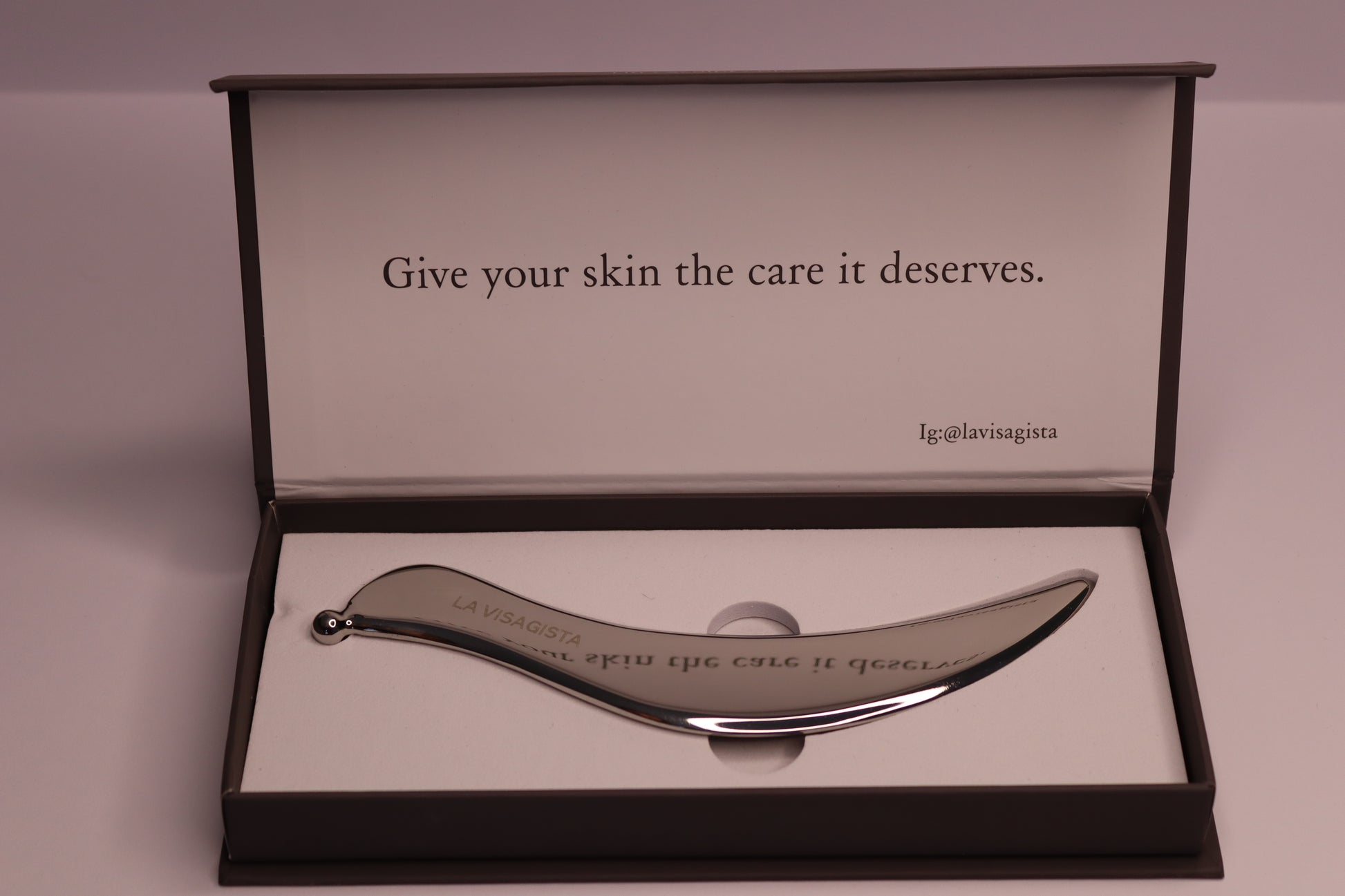 ORIZZONT™ — gua sha a onda in acciaio AZZAL, collezione LUSENT by LA VISAGISTA® (foto 1)