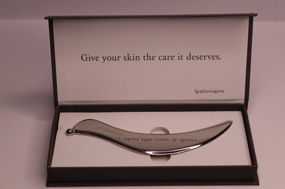 ORIZZONT™ — gua sha a onda in acciaio AZZAL, collezione LUSENT by LA VISAGISTA® (foto 1)