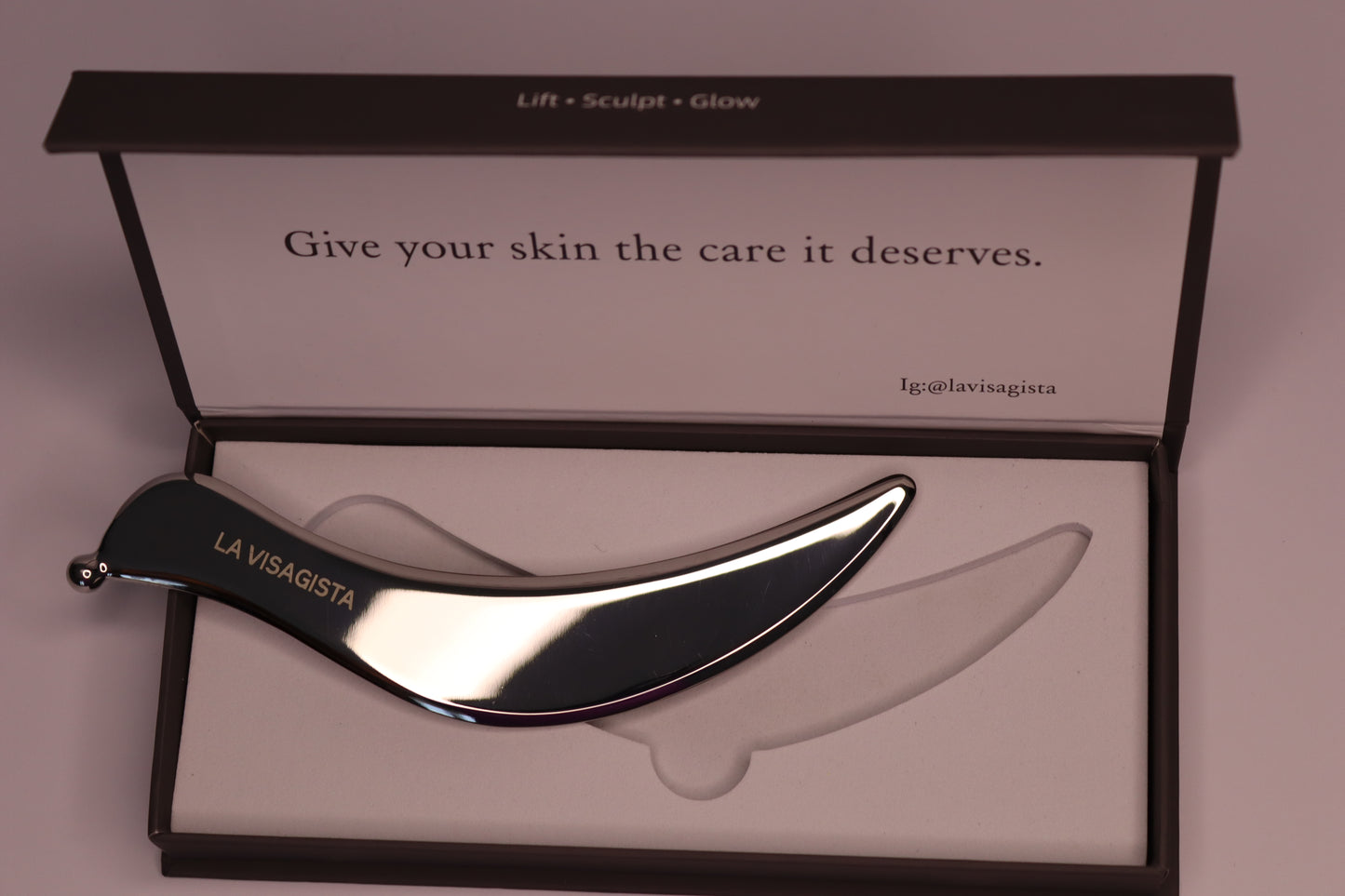 ORIZZONT™ — gua sha a onda in acciaio AZZAL, collezione LUSENT by LA VISAGISTA® (foto 2)