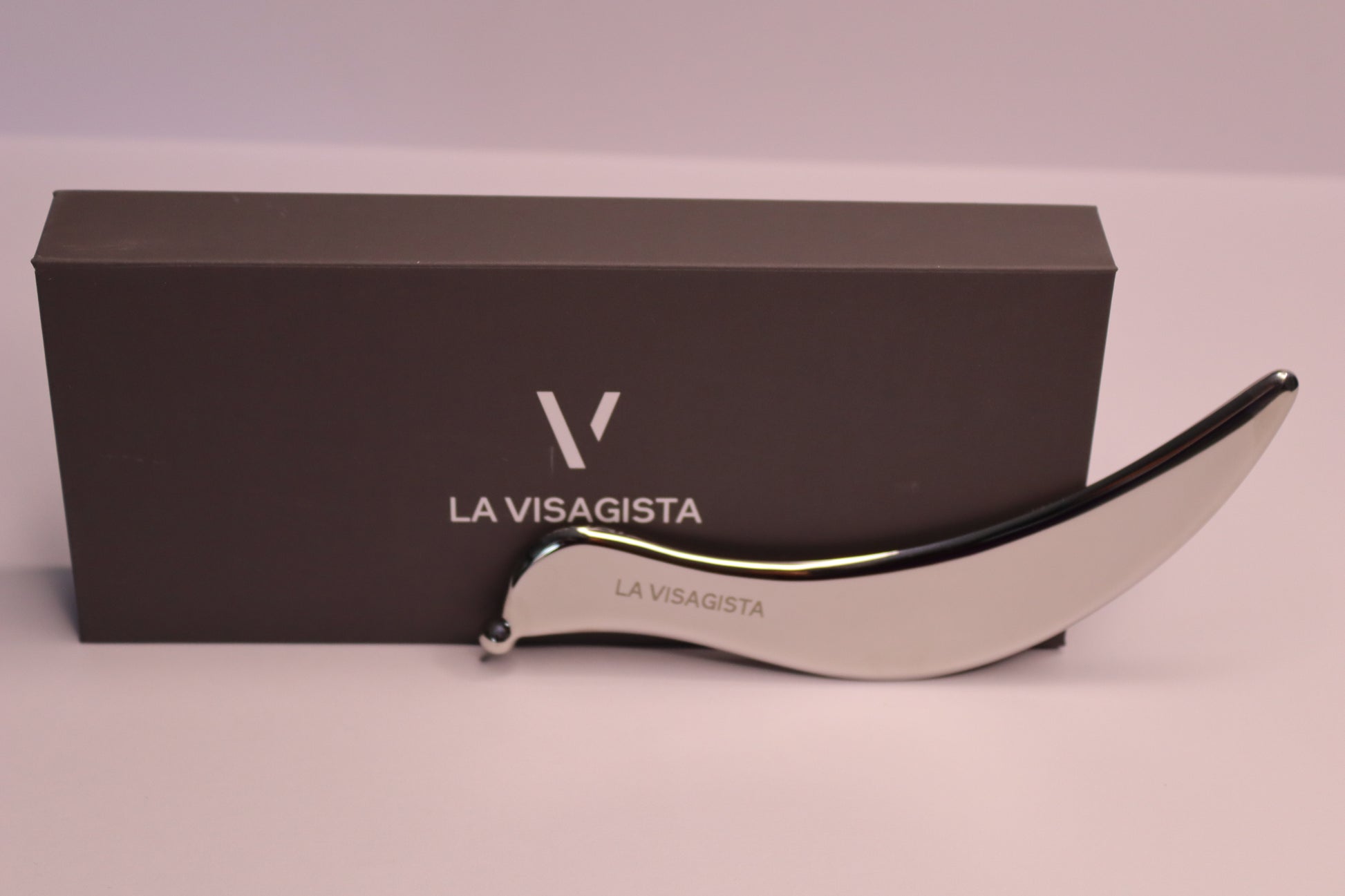 ORIZZONT™ — gua sha a onda in acciaio AZZAL, collezione LUSENT by LA VISAGISTA® (foto 3)